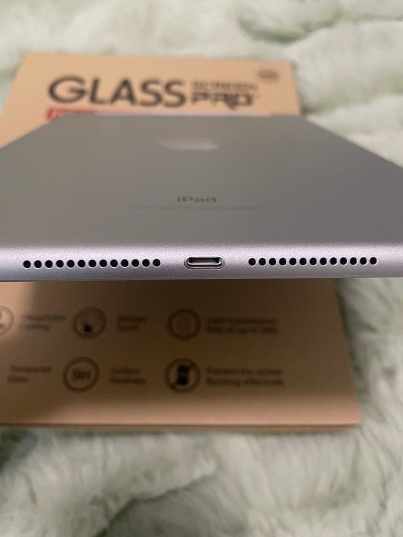 iPad シルバー 9.7インチ 第6世代 128G保護フィルム、カバー付き