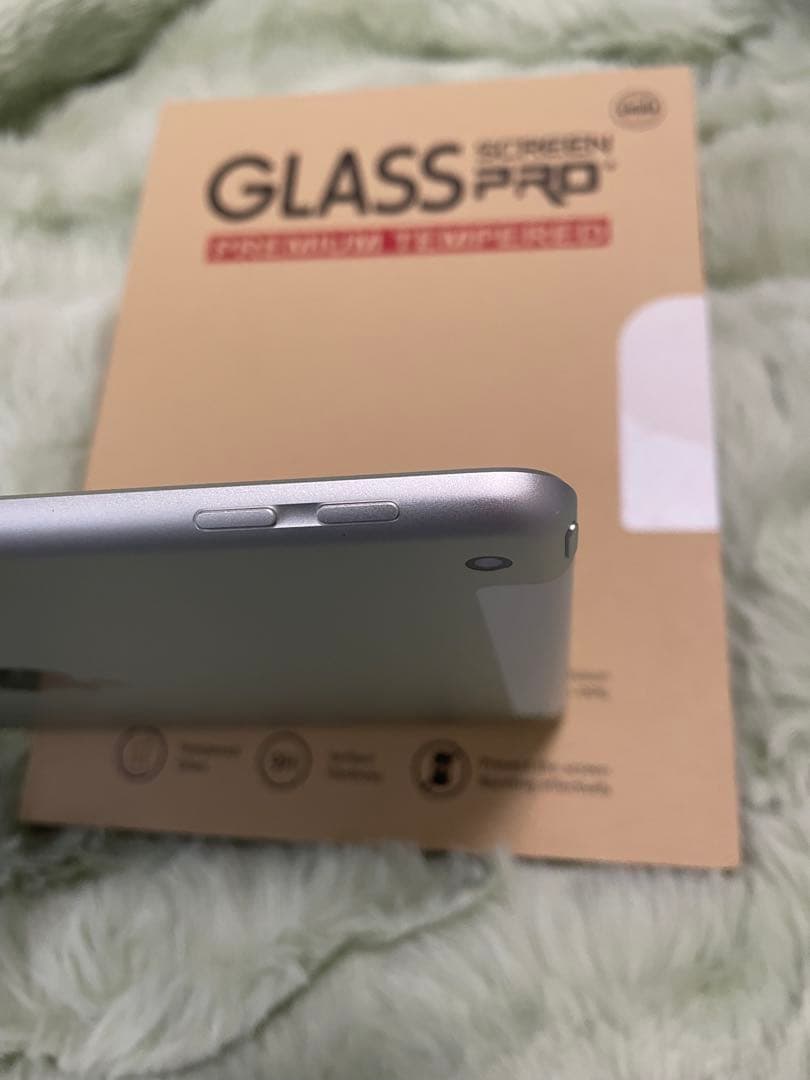 iPad シルバー 9.7インチ 第6世代 128G保護フィルム、カバー付き