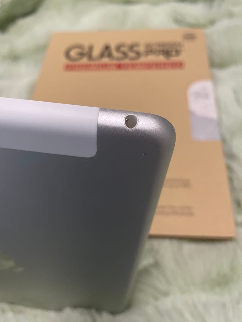 iPad シルバー 9.7インチ 第6世代 128G保護フィルム、カバー付き