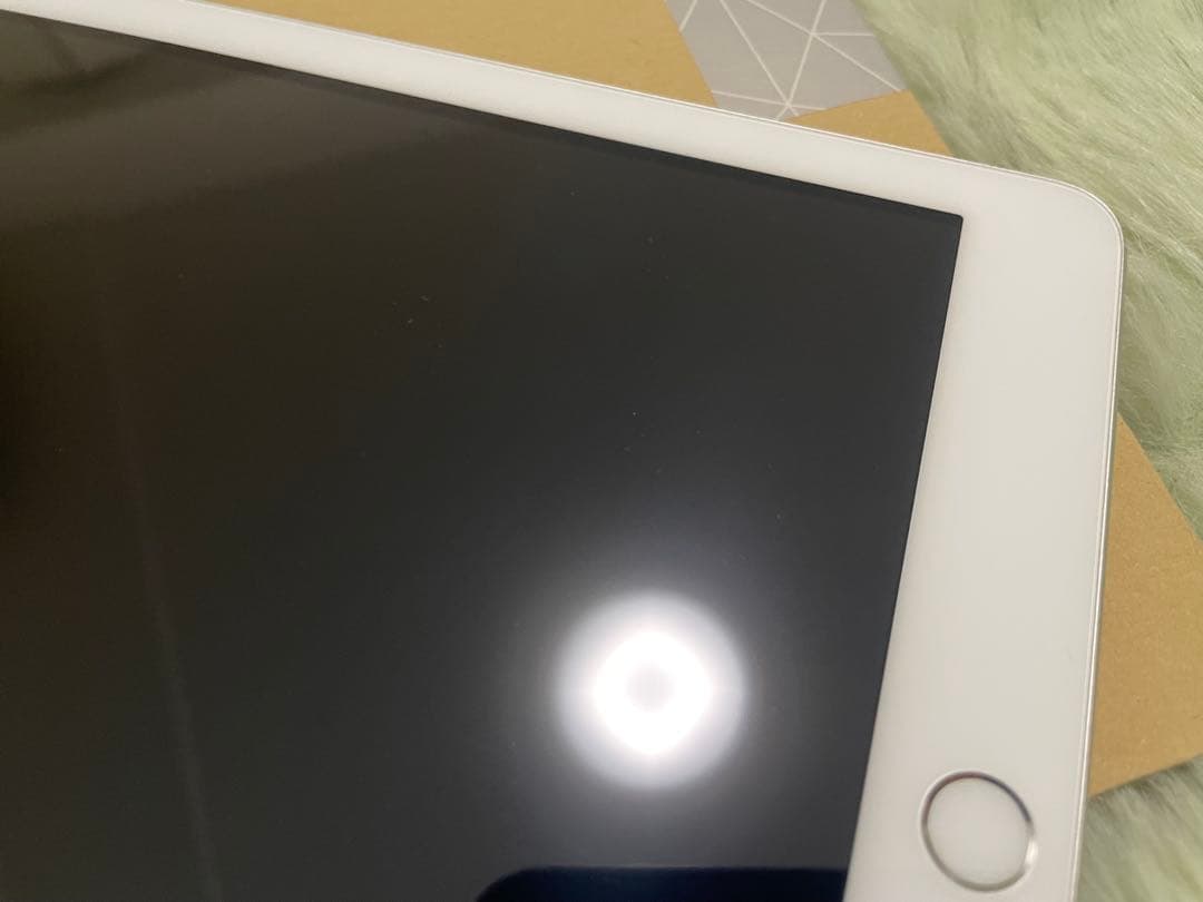 iPad シルバー 9.7インチ 第6世代 128G保護フィルム、カバー付き