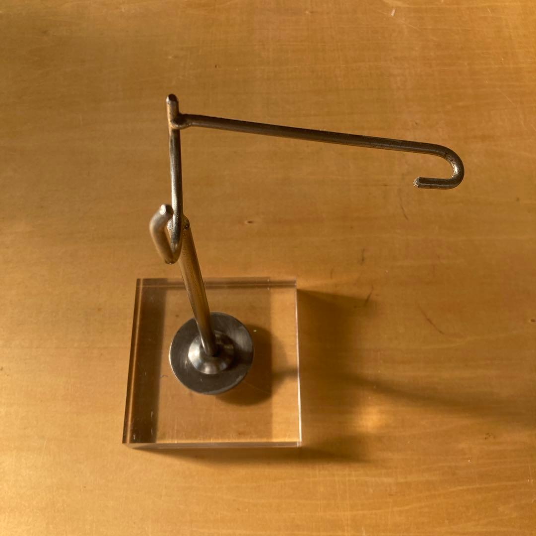 ビンテージポストモダンアクリルスチールスタンド飾り台　レトロインダストリアル