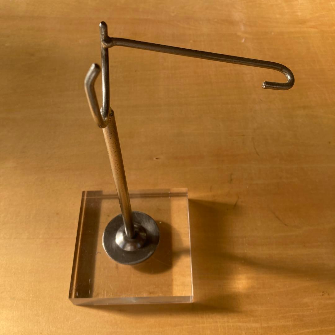 ビンテージポストモダンアクリルスチールスタンド飾り台　レトロインダストリアル