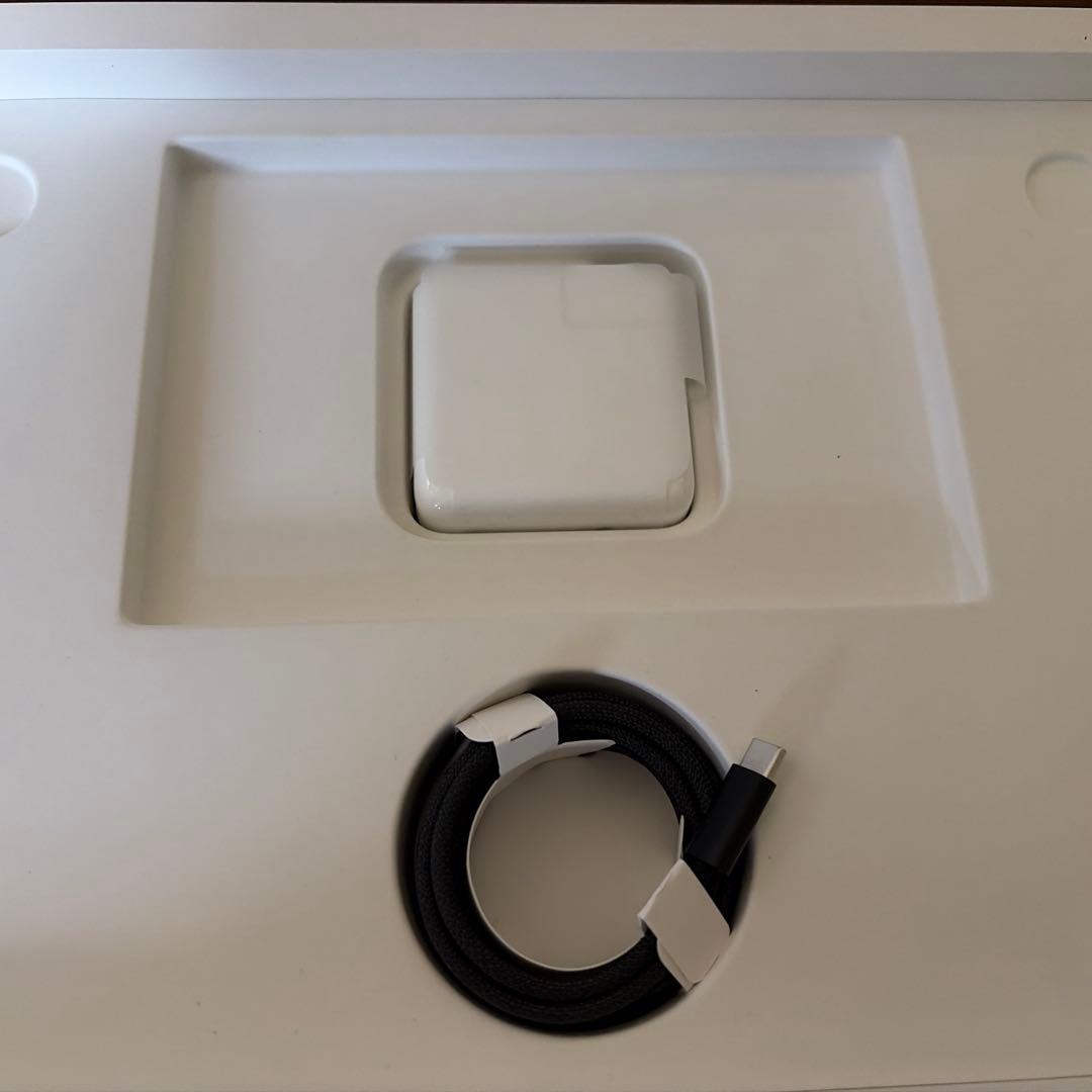 MacBook Pro M5 1TSSD , 24GB メモリ ,