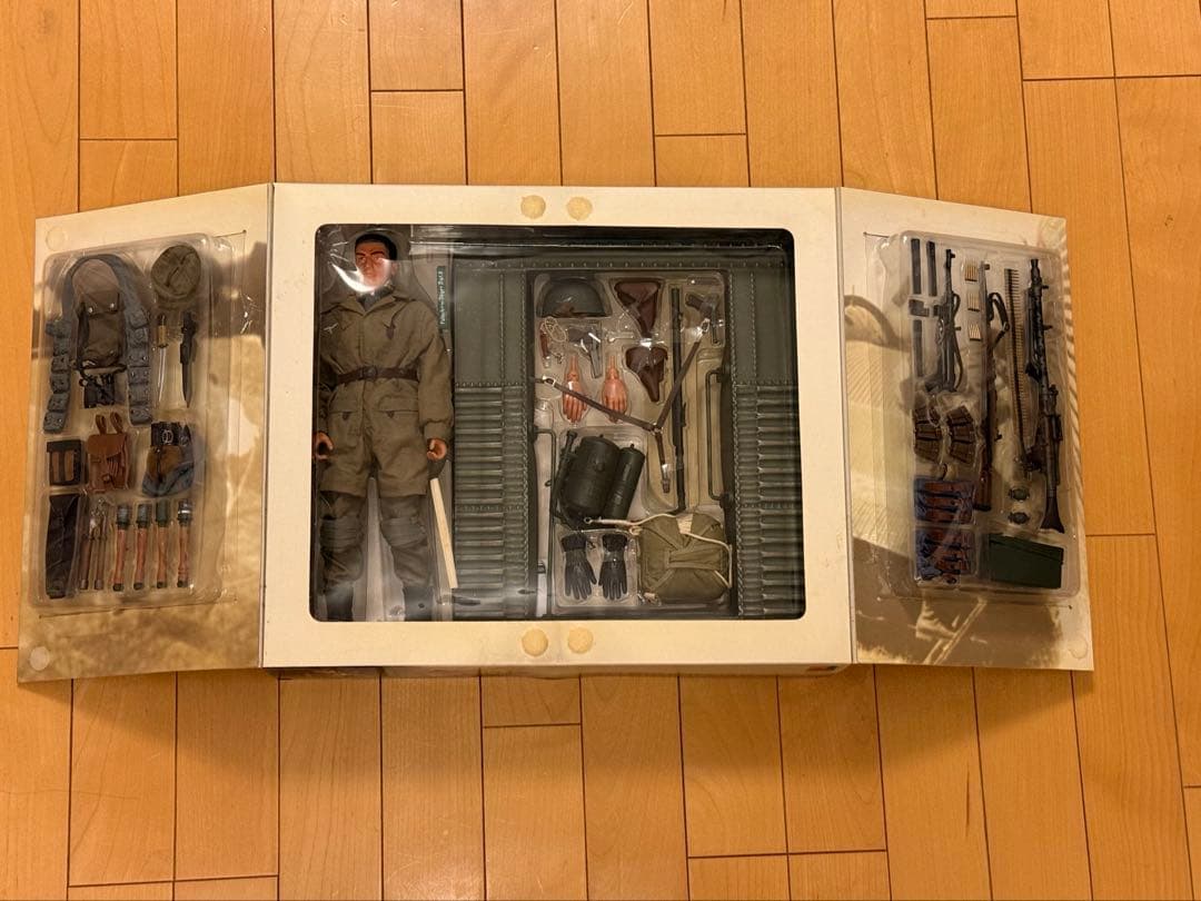 ドラゴンモデルズ　1/6WW2ドイツ軍降下猟兵フィギュア　ジオラマ付き