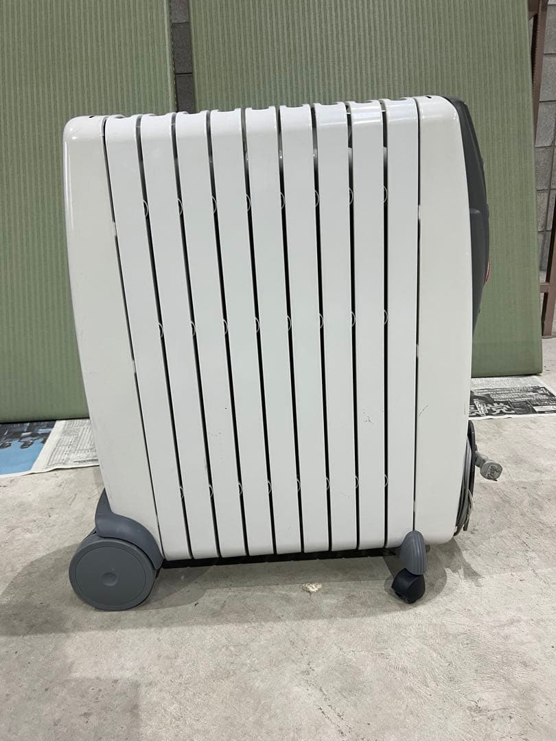 DeLonghi 縦型温風機 移動用キャスター付き