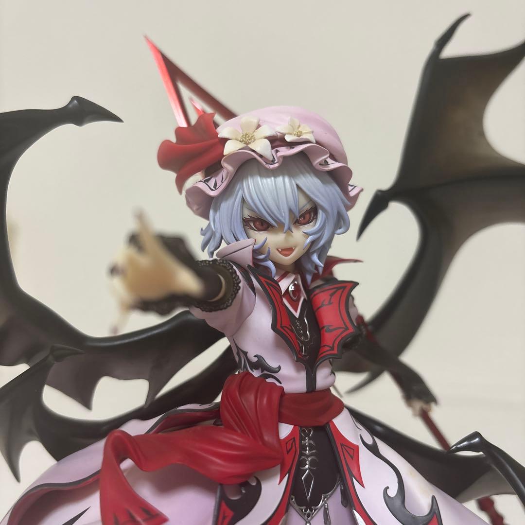翼付きフィギュア 赤黒白　レミリアスカーレット
