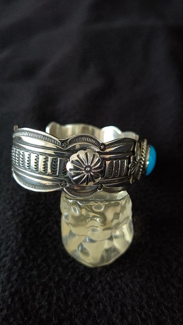 confutatis ゲーリーリーブス ターコイズ、コンチョ付きバングル