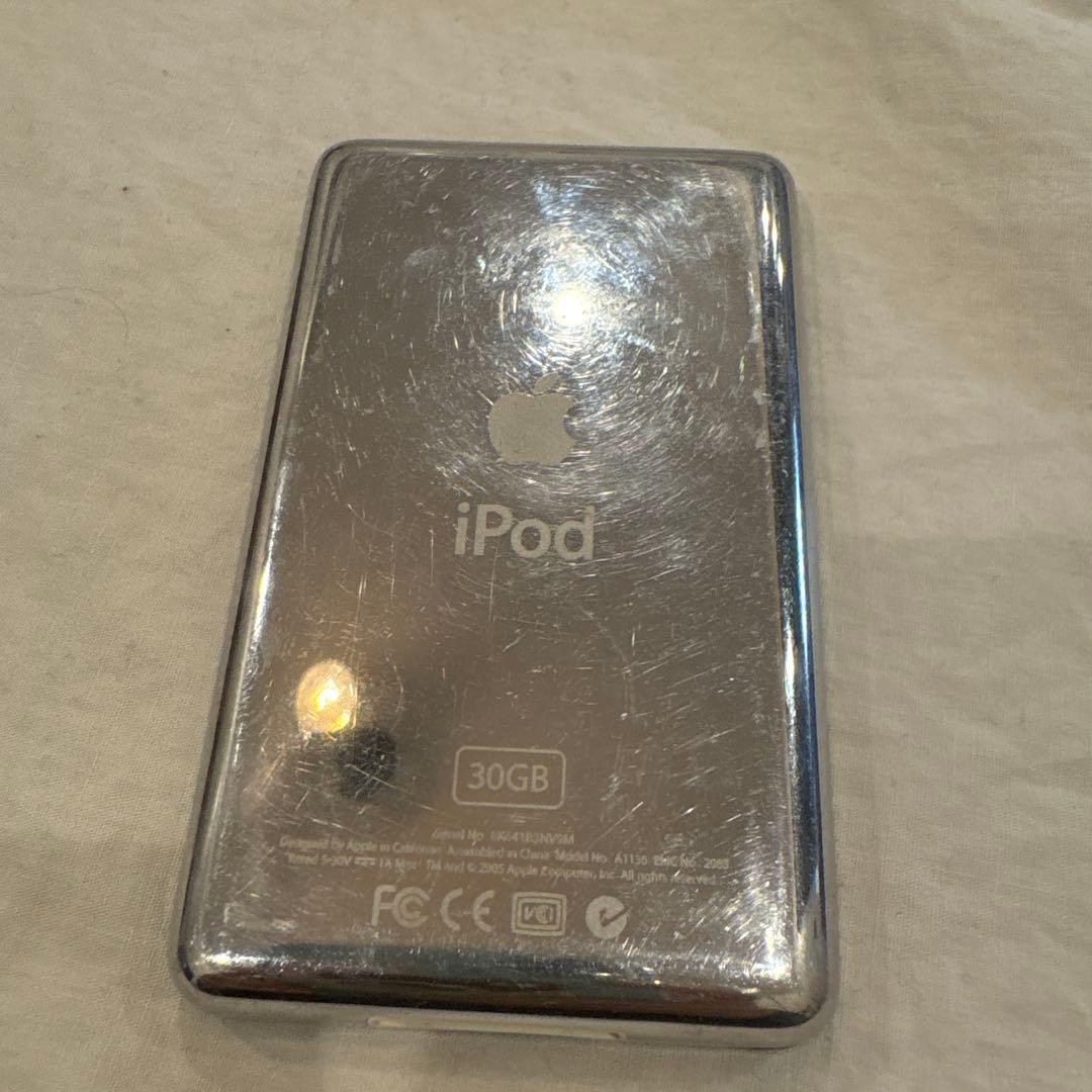 iPod classic 第5世代 30GB ケース、ケーブル付き