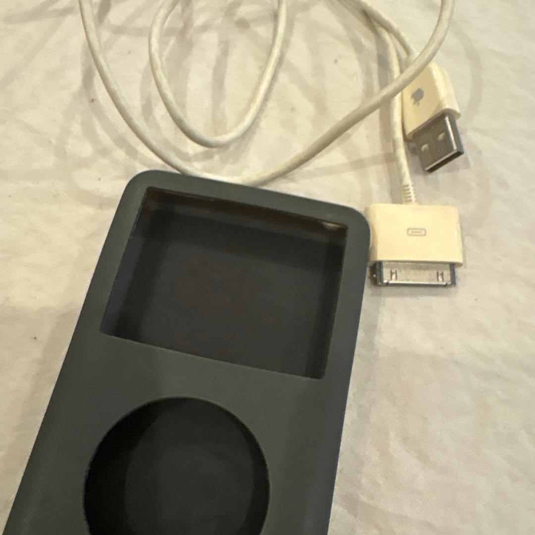 iPod classic 第5世代 30GB ケース、ケーブル付き