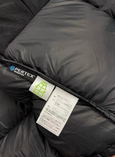 タフで軽量、ブラックナイロンのヒマラヤンパーカーで冬を楽しもう。