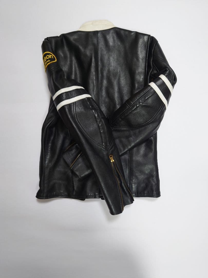 vansonレザーシングルライダースジャケット シンプルだから自分でドレスアップ