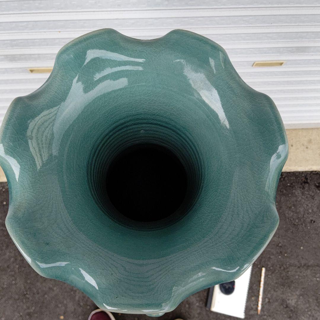 青磁、透かし耳付き壺