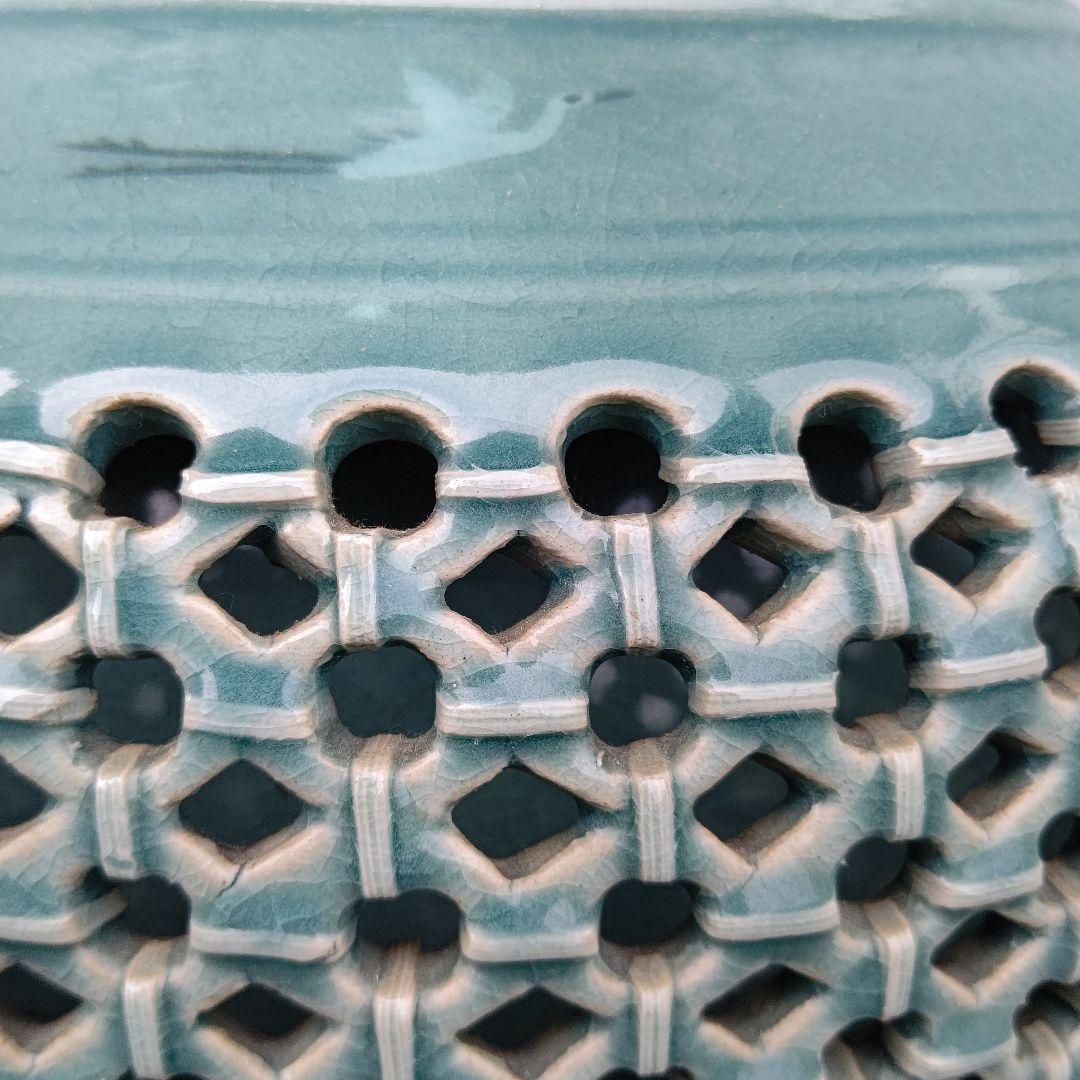 青磁、透かし耳付き壺