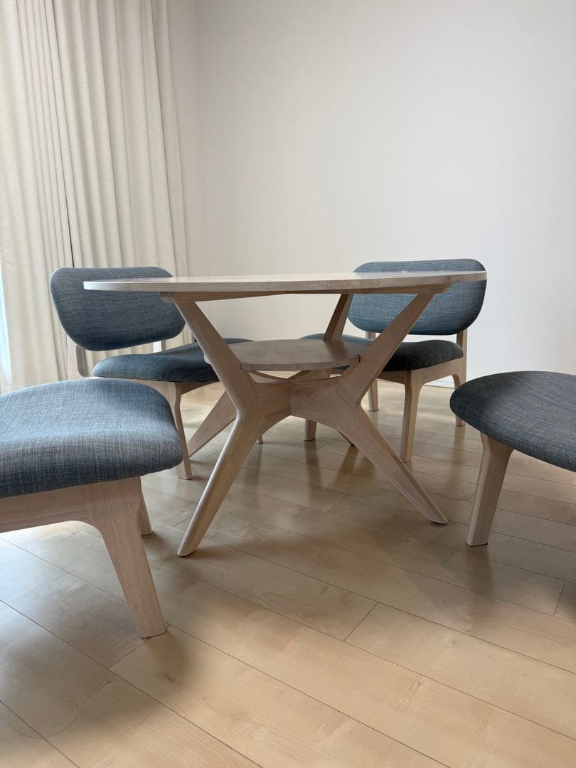 円形ダイニングテーブルと椅子4脚セット