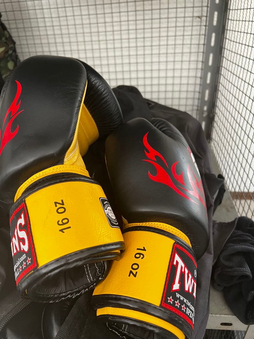 TWINS ボクシンググローブ 16oz 黒/赤