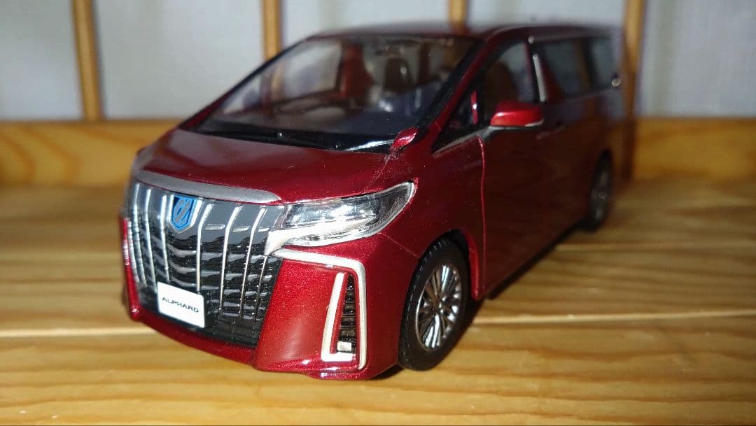 トヨタ　アルファード　カラーサンプル　レッド