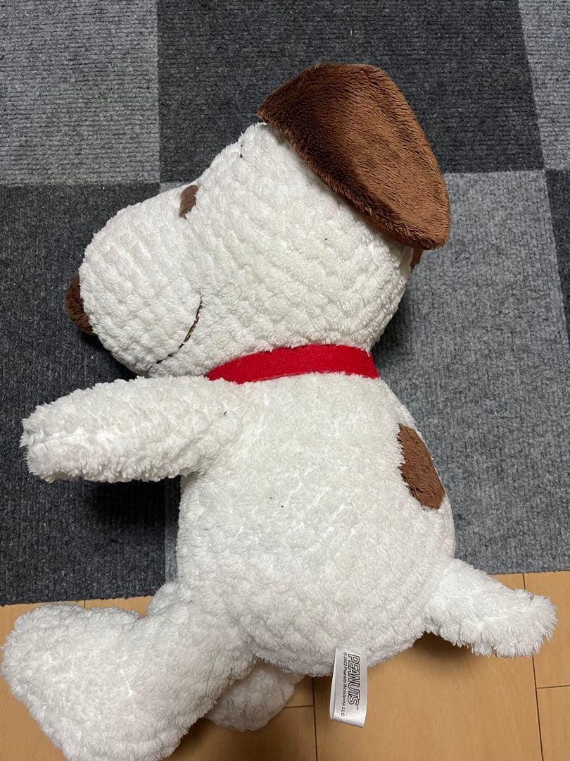 犬のぬいぐるみ 赤い首輪付き