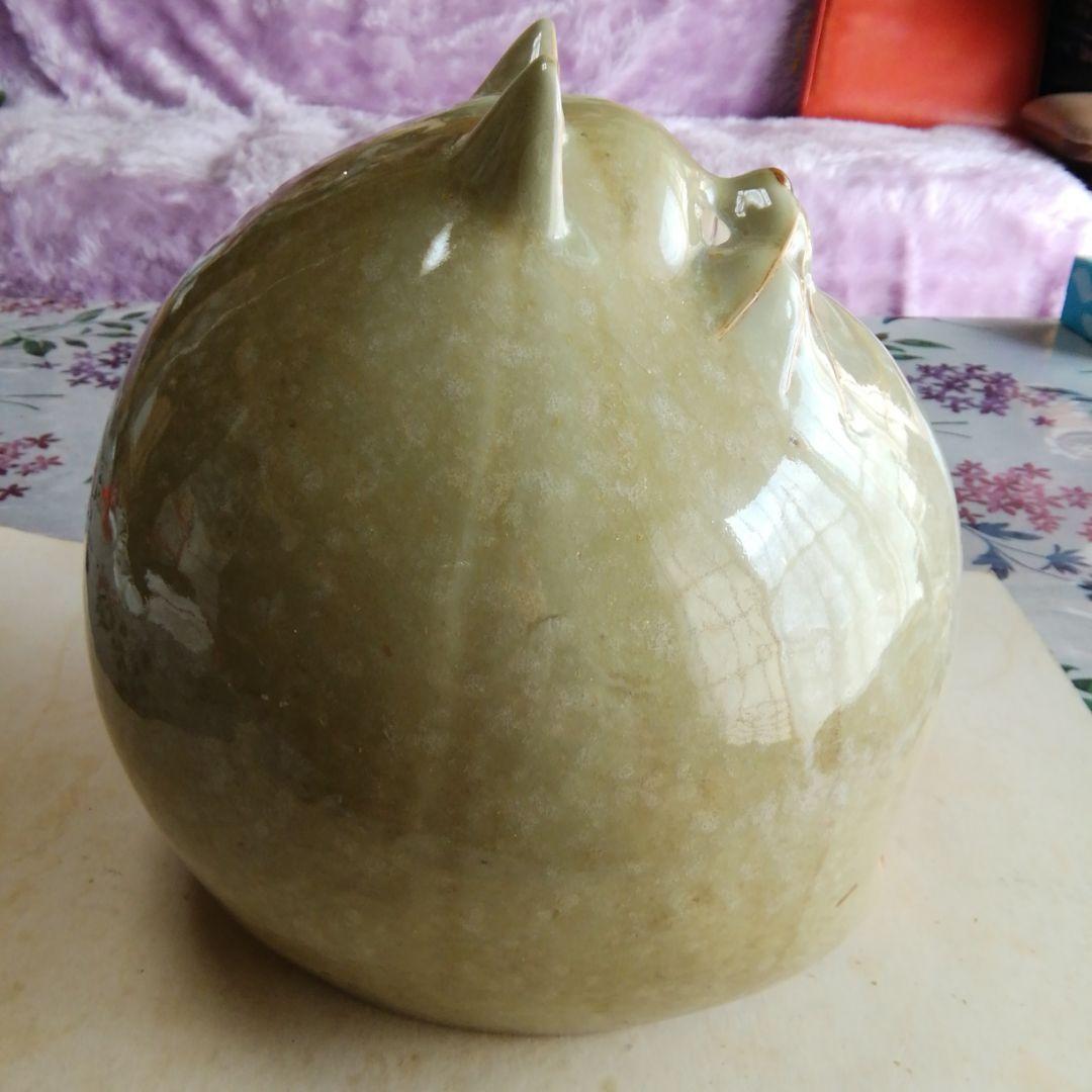 陶器のネコの置物。