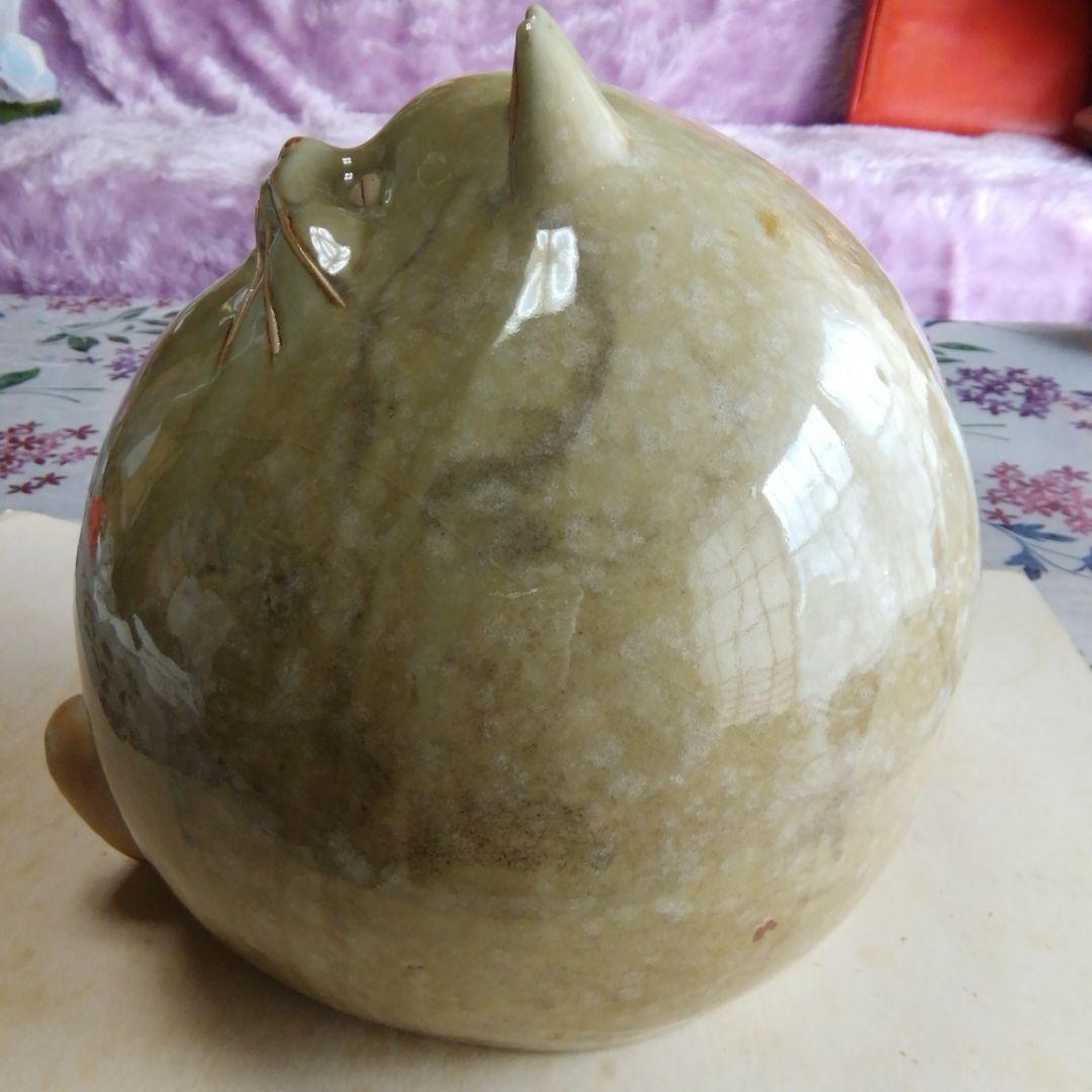 陶器のネコの置物。