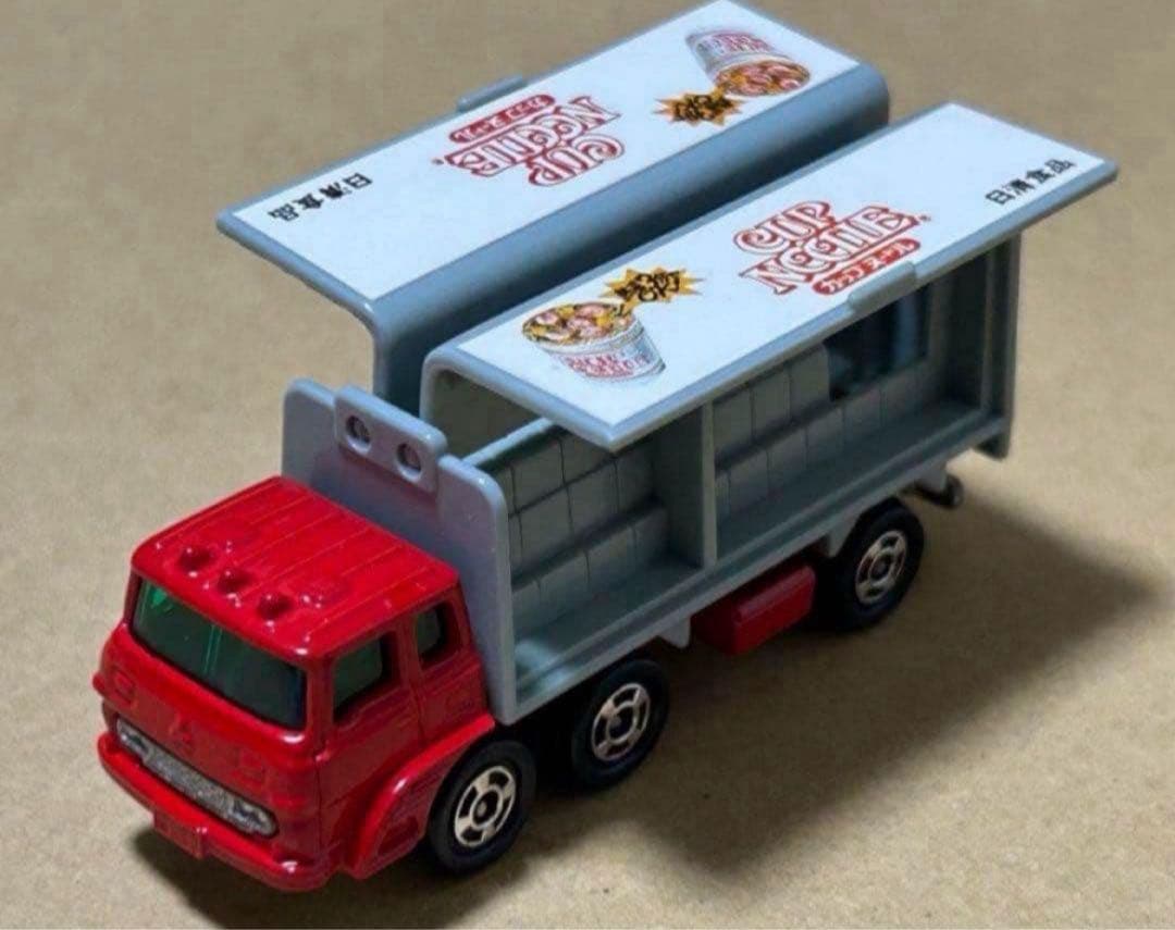 日本製 トミカ ふそう ウイングルーフトラック カップヌードル