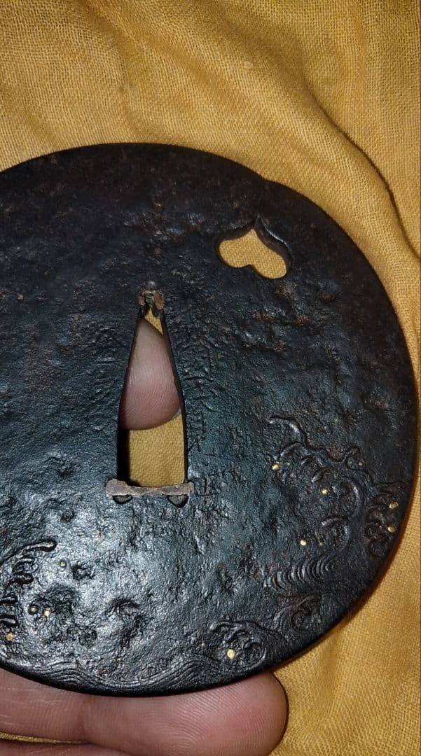 鉄地大鍔　鐔　(山城国伏見住金家　波濤に猪目図)　江戸時代　後代金家　無櫃　箱付