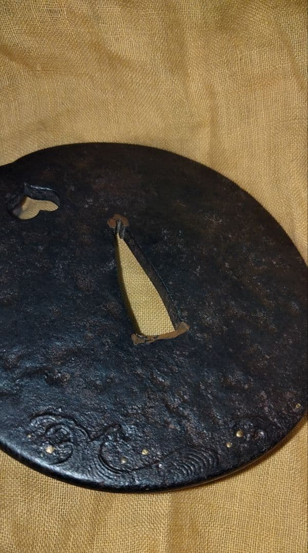 鉄地大鍔　鐔　(山城国伏見住金家　波濤に猪目図)　江戸時代　後代金家　無櫃　箱付