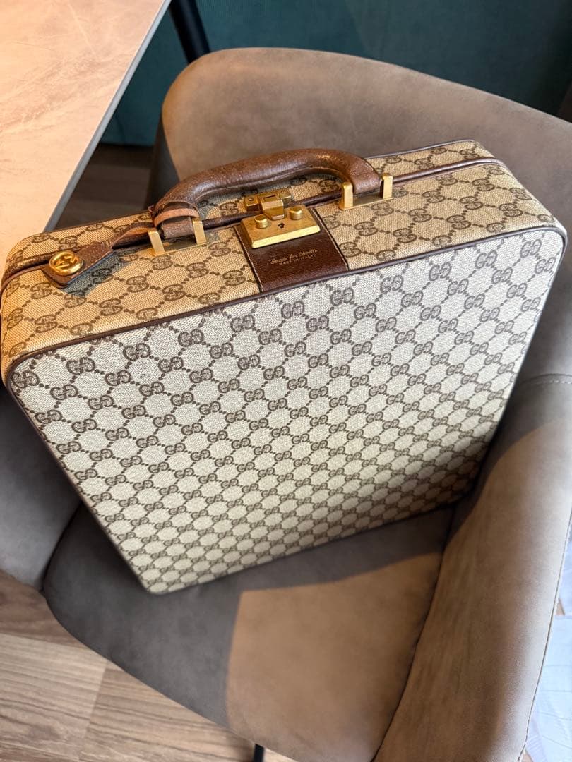 GUCCI 鞄　タイプライターケース