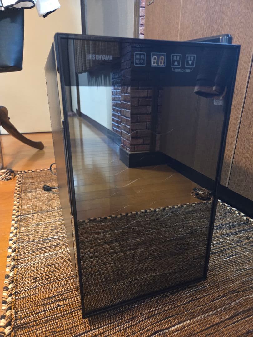 アイリスオーヤマ　ペルチェ式ワインセラー 8本収納 2020年製