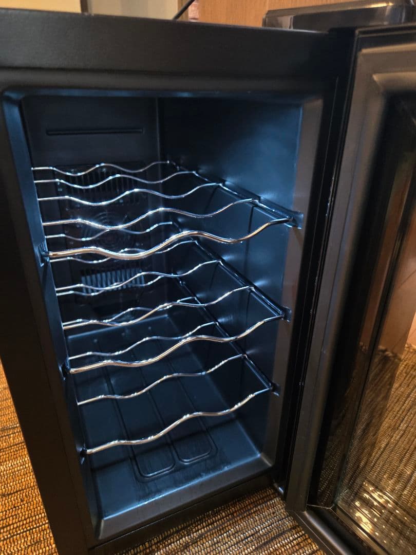 アイリスオーヤマ　ペルチェ式ワインセラー 8本収納 2020年製