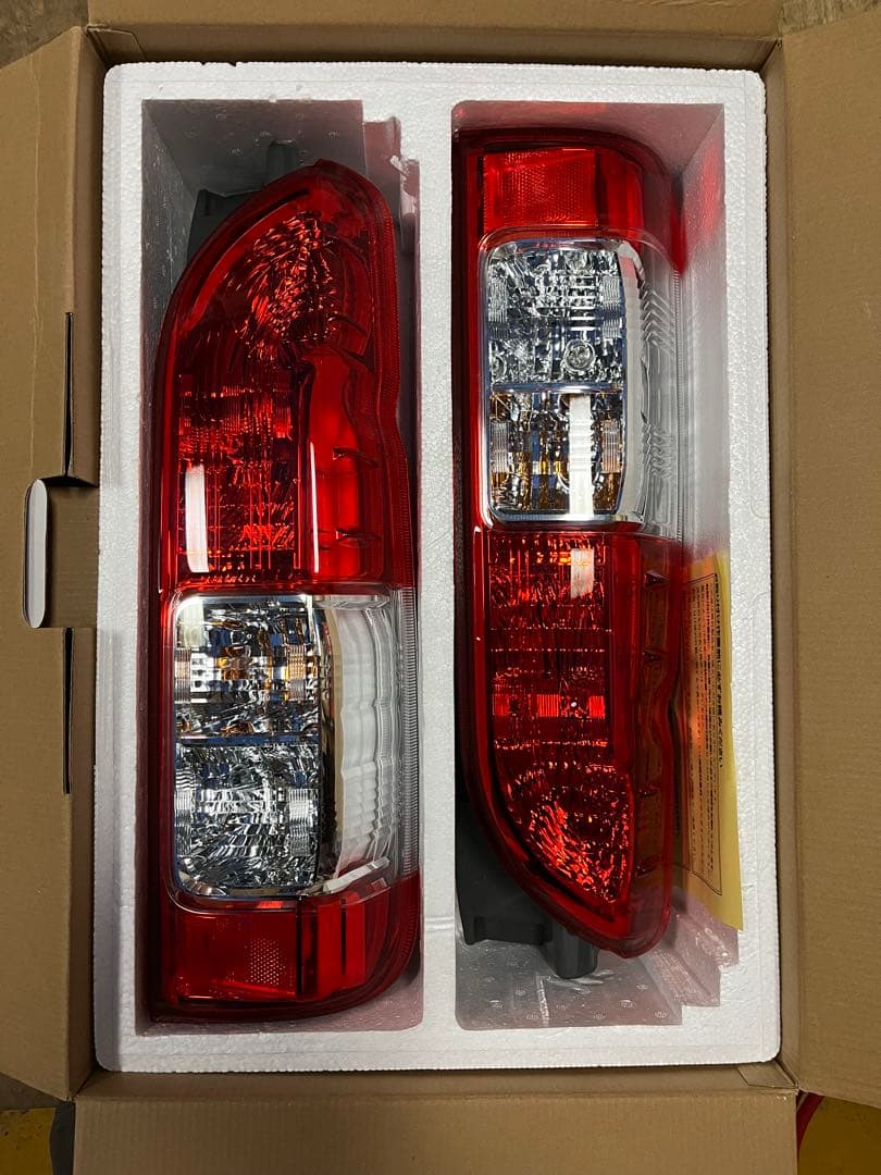 新車外し ハイエーステールレンズ純正