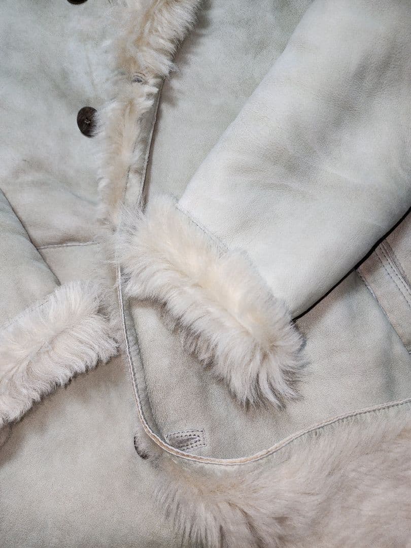 GIMO'S のライトグレーの軽く柔らかいトスカーナムートンスエードコート。