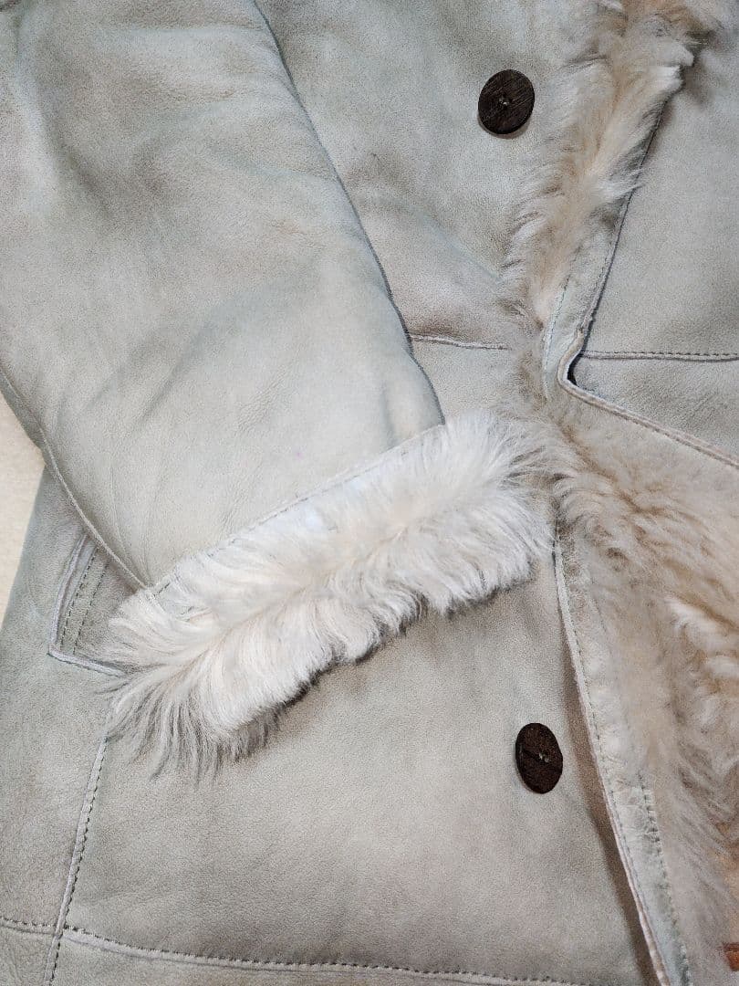 GIMO'S のライトグレーの軽く柔らかいトスカーナムートンスエードコート。