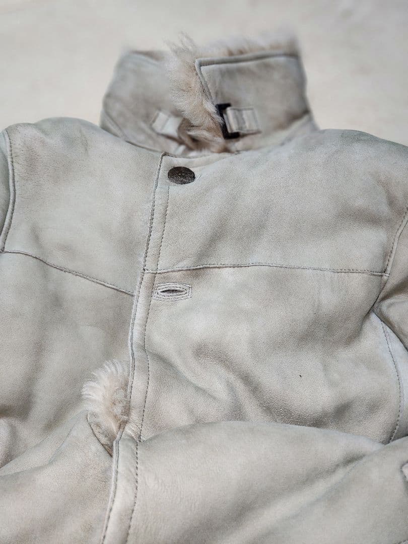 GIMO'S のライトグレーの軽く柔らかいトスカーナムートンスエードコート。