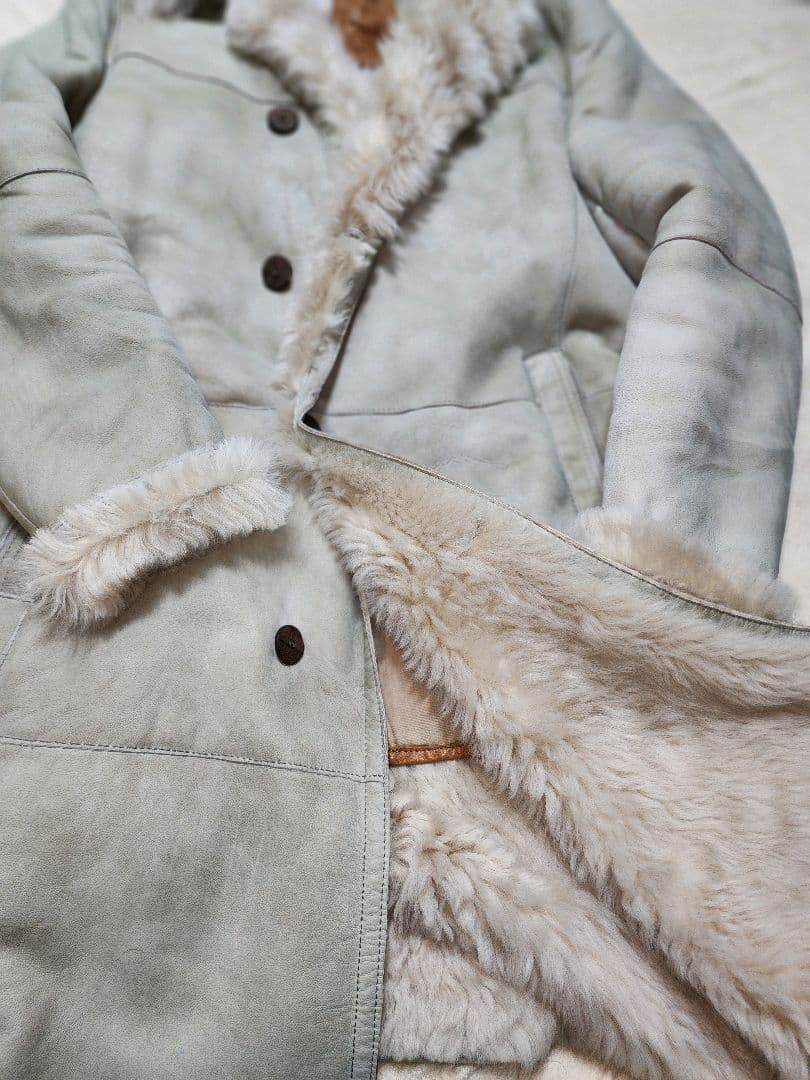 GIMO'S のライトグレーの軽く柔らかいトスカーナムートンスエードコート。