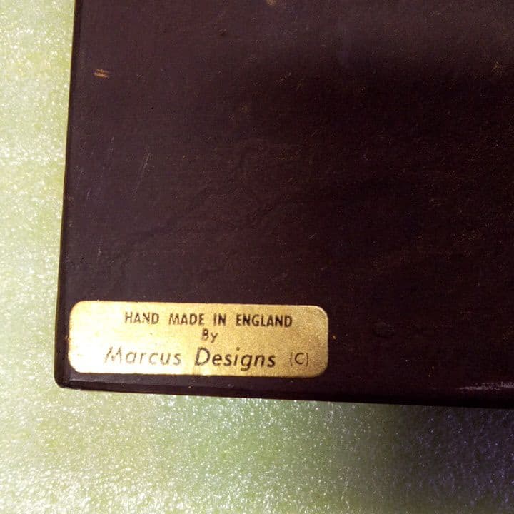 イングランド製の壁掛用彫刻 (陶板)