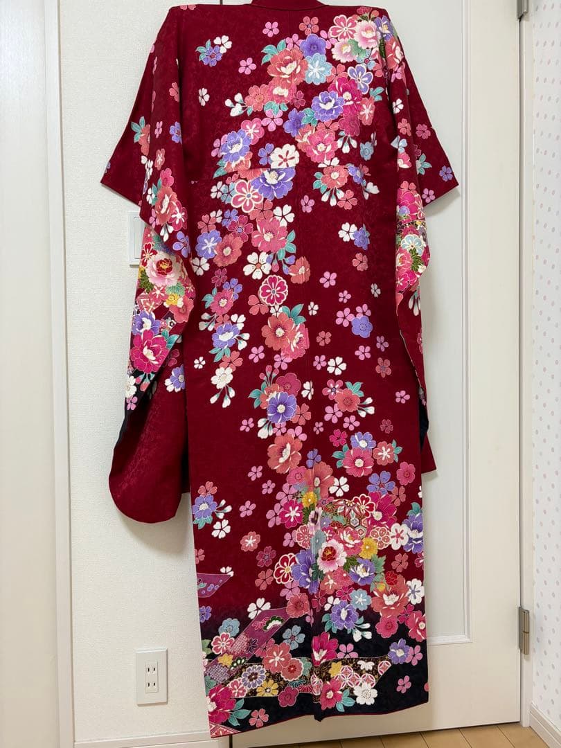 赤い花柄振袖（ファー襟付き） 着物友禅