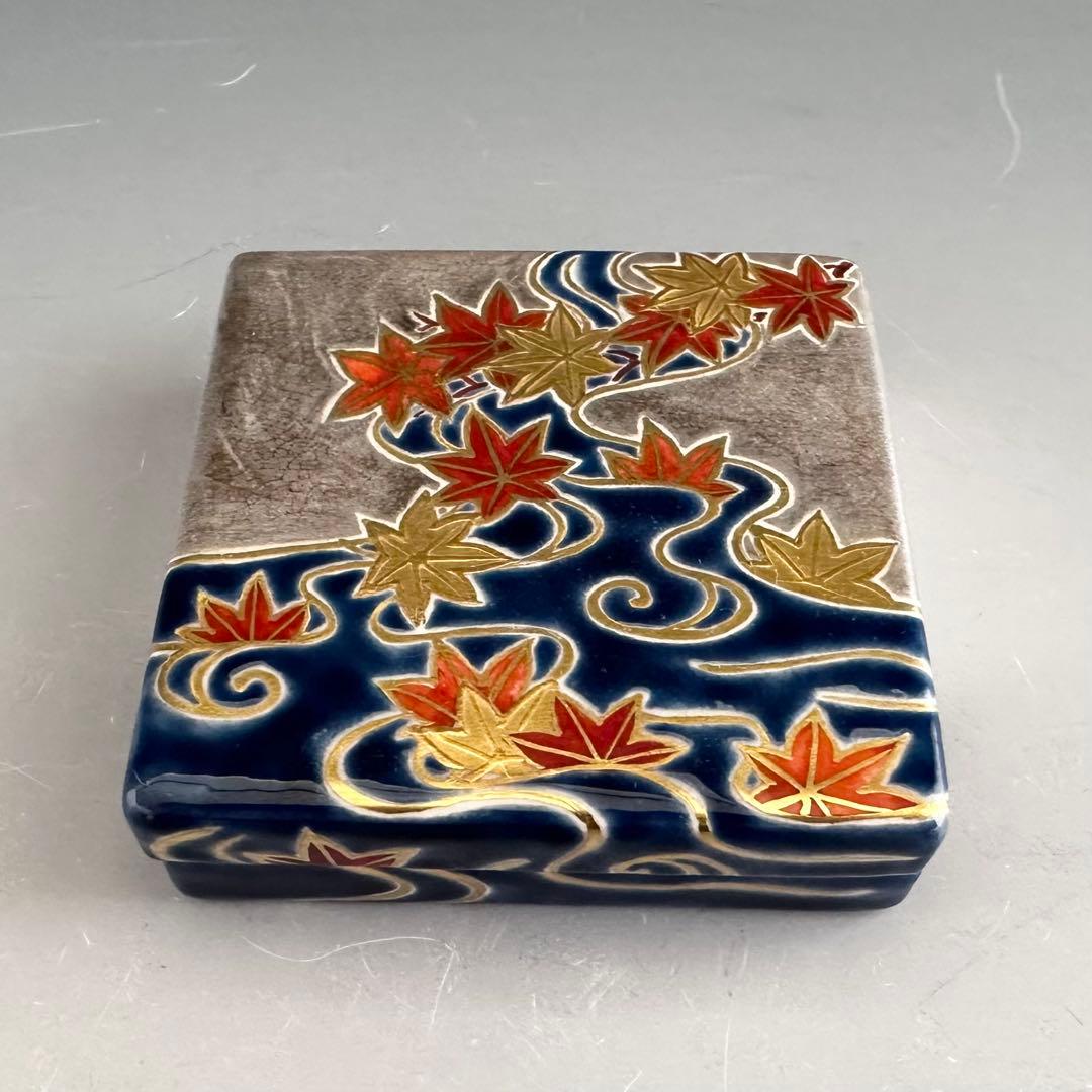 茶道具　色紙形　紅葉流水　香合　水無月窯　藤谷芳哉　共箱　秋　もみじ　炉用　京焼