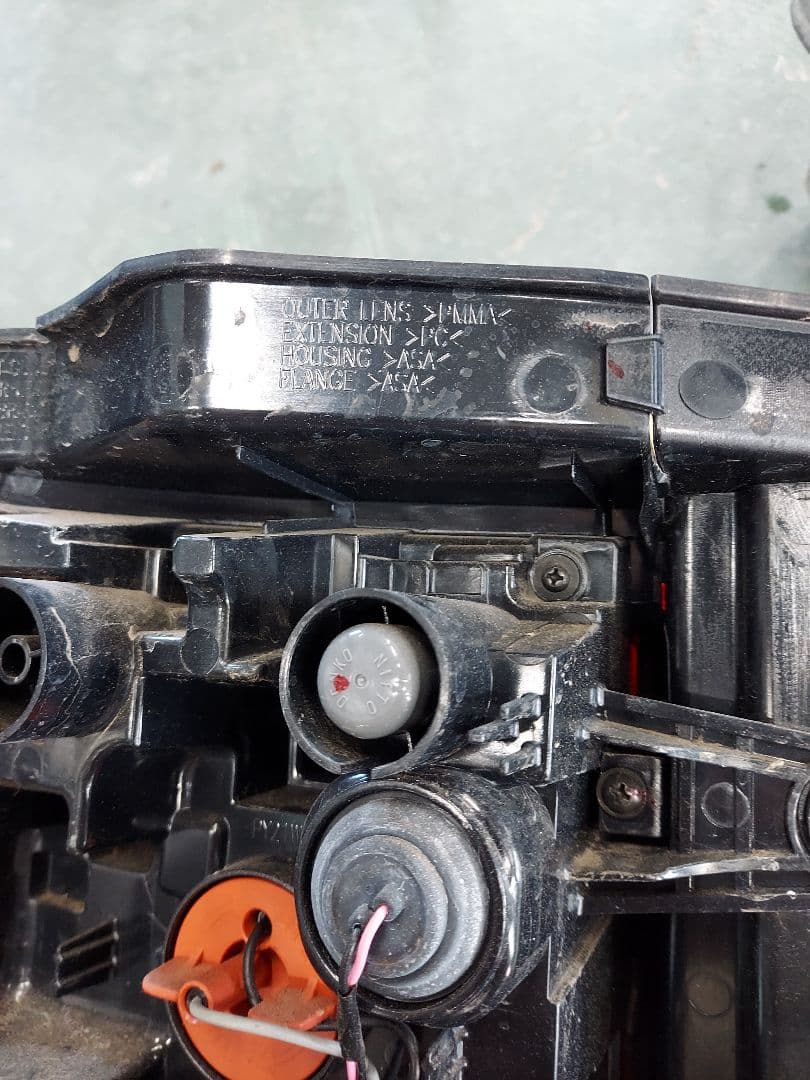 三菱　デリカD5　右テールランプ