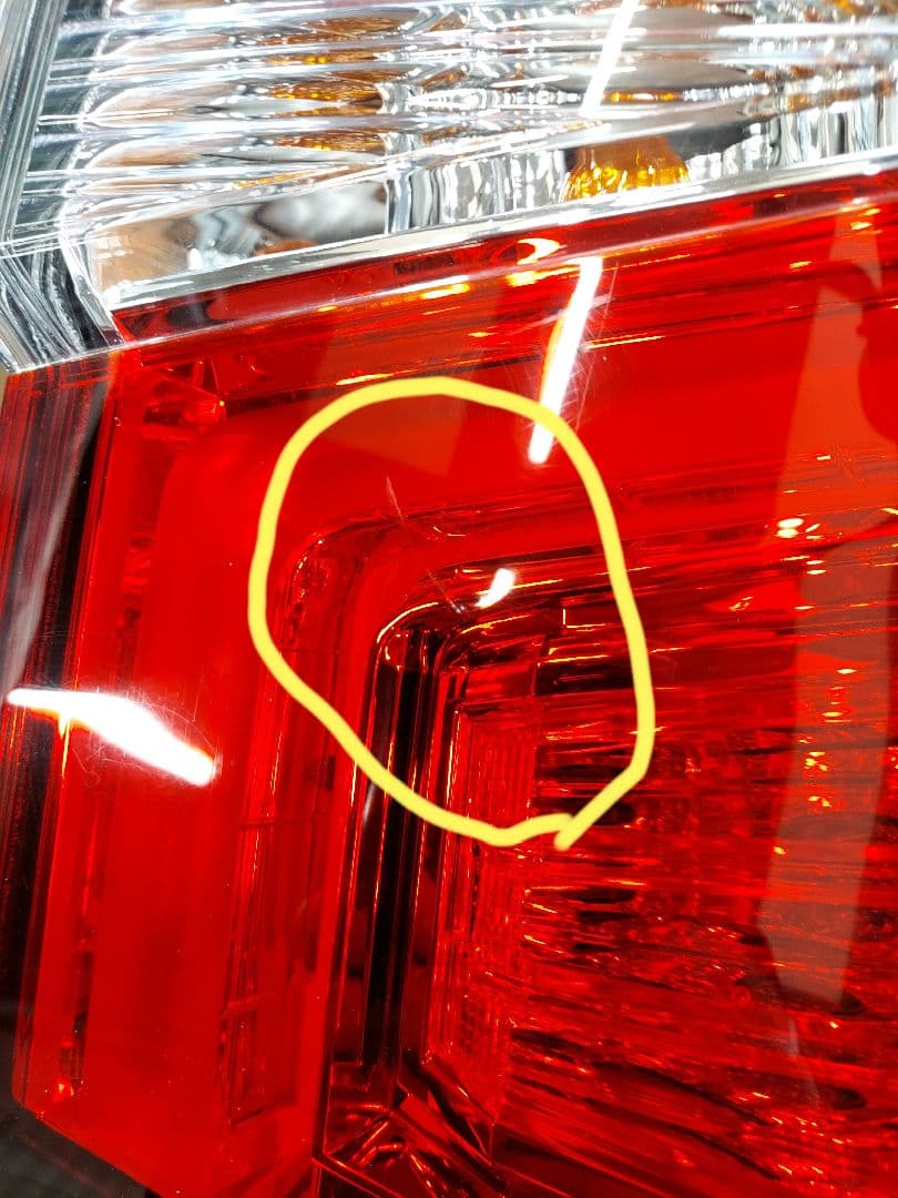 三菱　デリカD5　右テールランプ