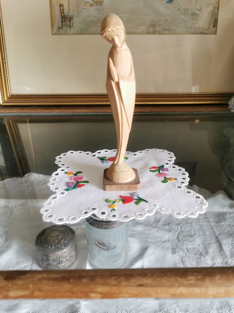 アンティークハンガリー/ カロチャ刺繍 スカラップアイレットドイリー