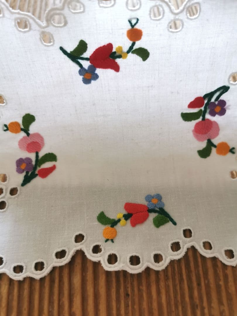 アンティークハンガリー/ カロチャ刺繍 スカラップアイレットドイリー