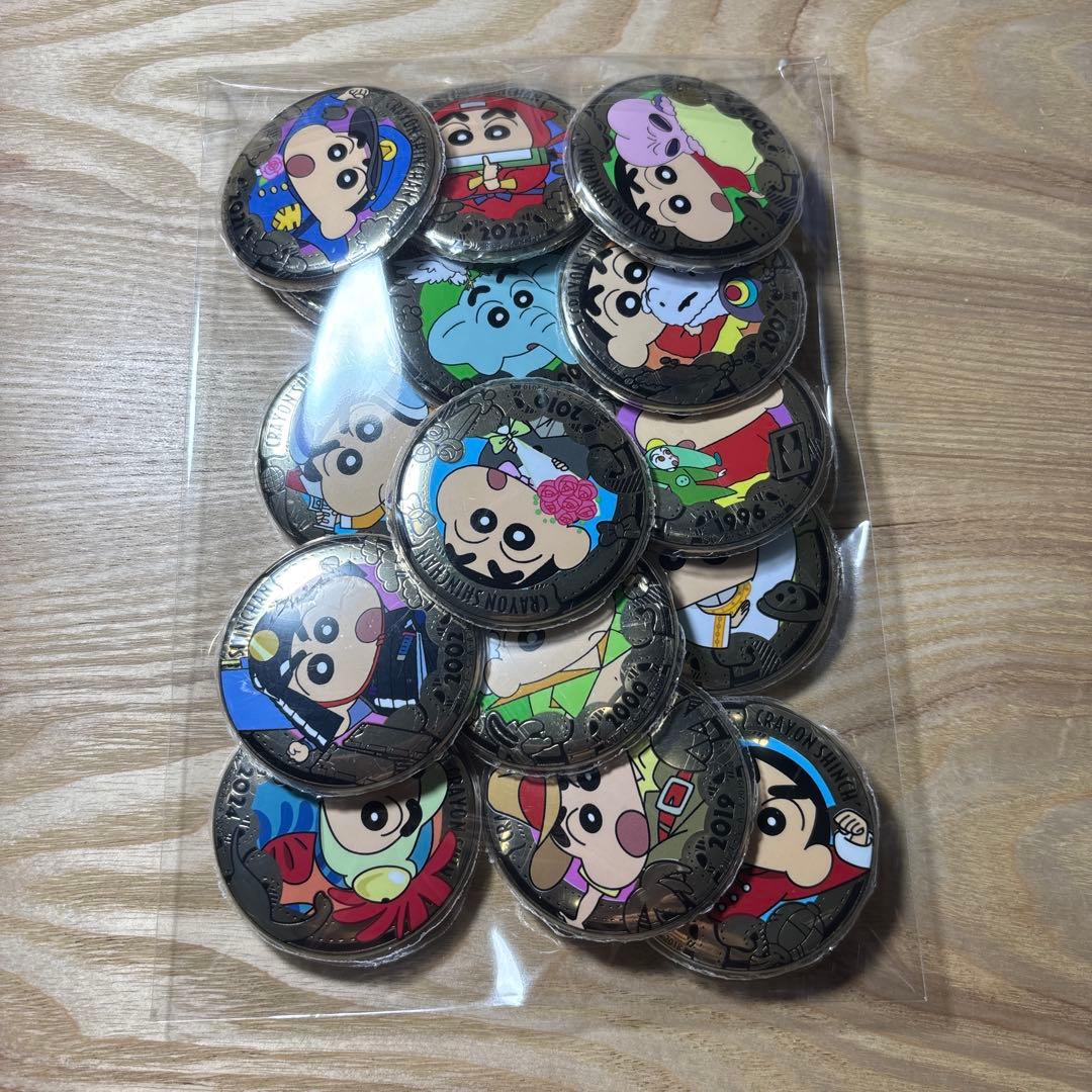 空豆小僧さん専用 クレヨンしんちゃん24金　1月限定特価　メッキ缶バッジ16種