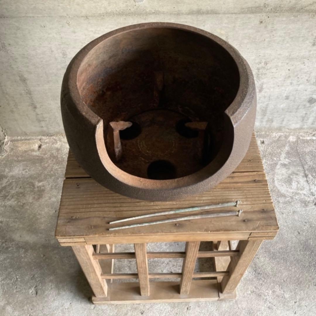 古い風炉 釜 火鉢 囲炉裏 五徳 鉄製 茶釜 灰付 茶道具 和風 古道具 レトロ