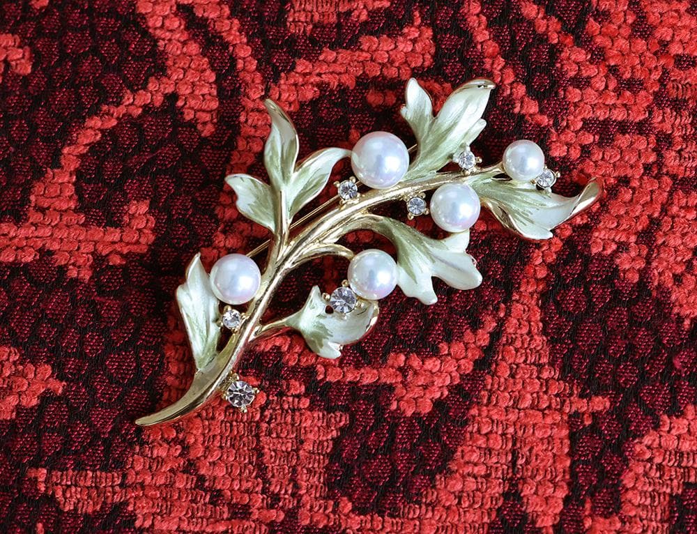 ヴァンドームブティック　葉にパールとクリスタルのブローチ