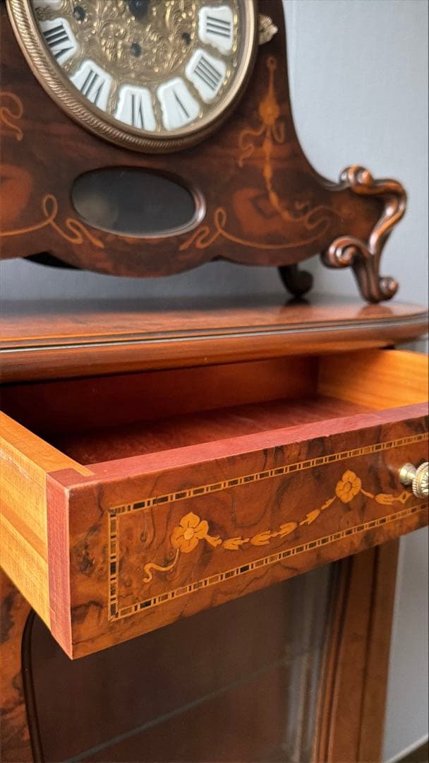 ロココ調　木製キャビネット 時計付き