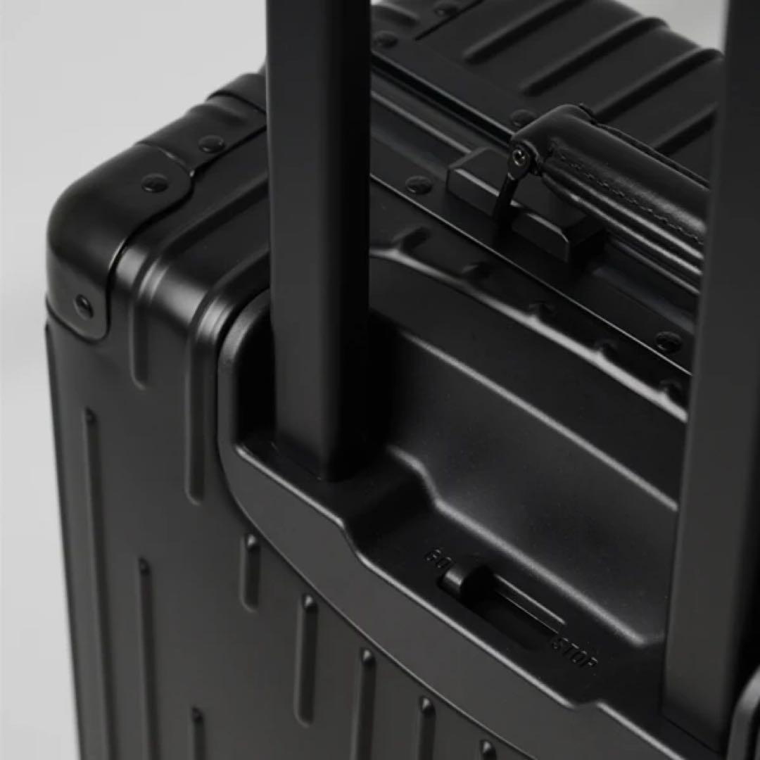 新型・新品未使用 イノベーター・アルミキャリーケース・ステルスブラック36L