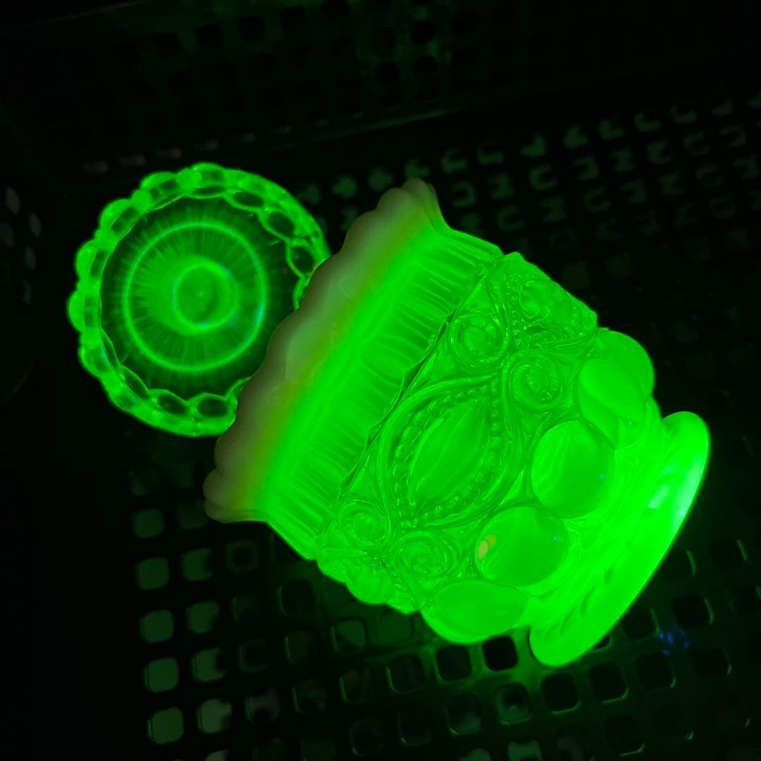 骨董　時代ガラス　乳白色　カナリアイエロー　ボンボニエール 菓子器　ウランガラス