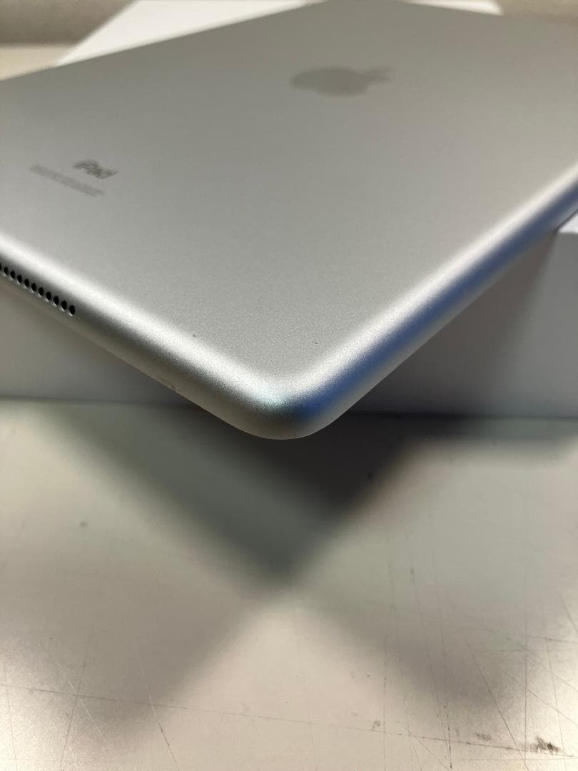 iPad 第8世代　32GB シルバー　Wi-Fiモデル　カバーガラス付