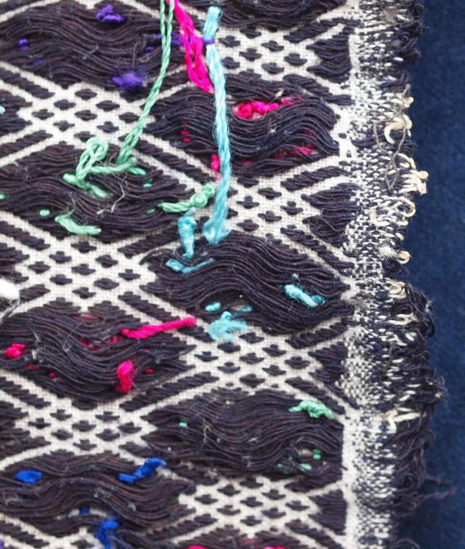 中国貴州省で入手、約300の格子状菱形紋に6花弁紋を加えた、少数民ミャオの刺繍布