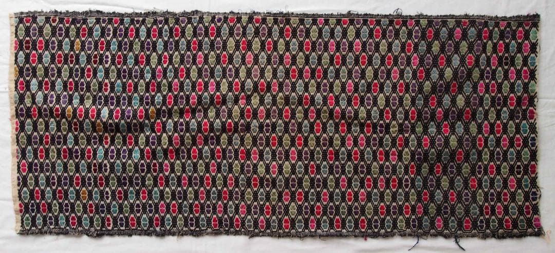 中国貴州省で入手、約300の格子状菱形紋に6花弁紋を加えた、少数民ミャオの刺繍布